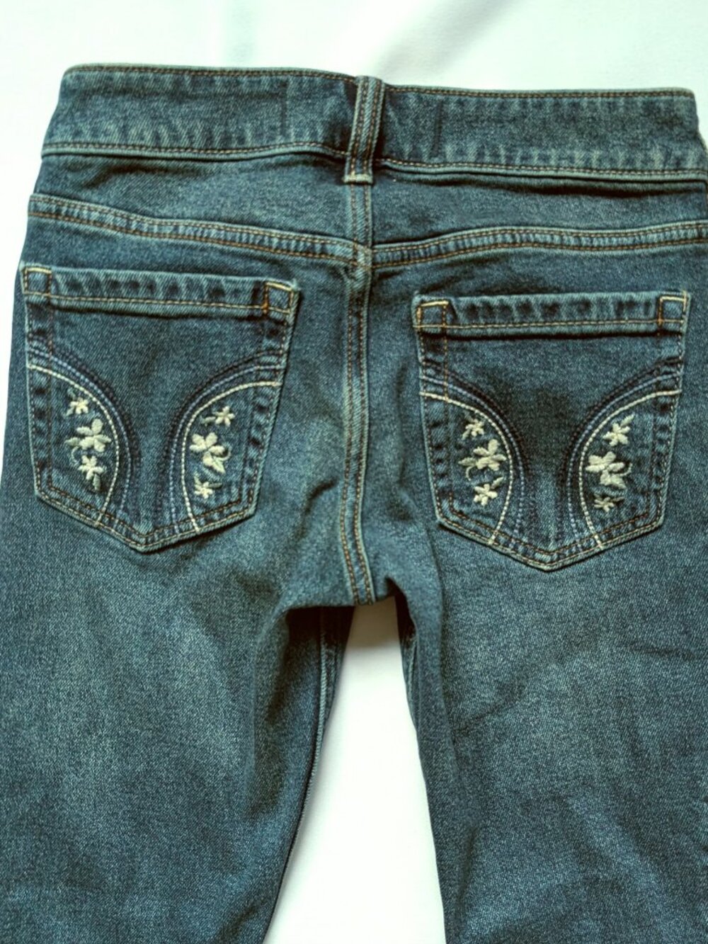Hollister Women's Low Rise Bootcut Jeans Dark Blue Size 000R 23 Daisy Embroidery